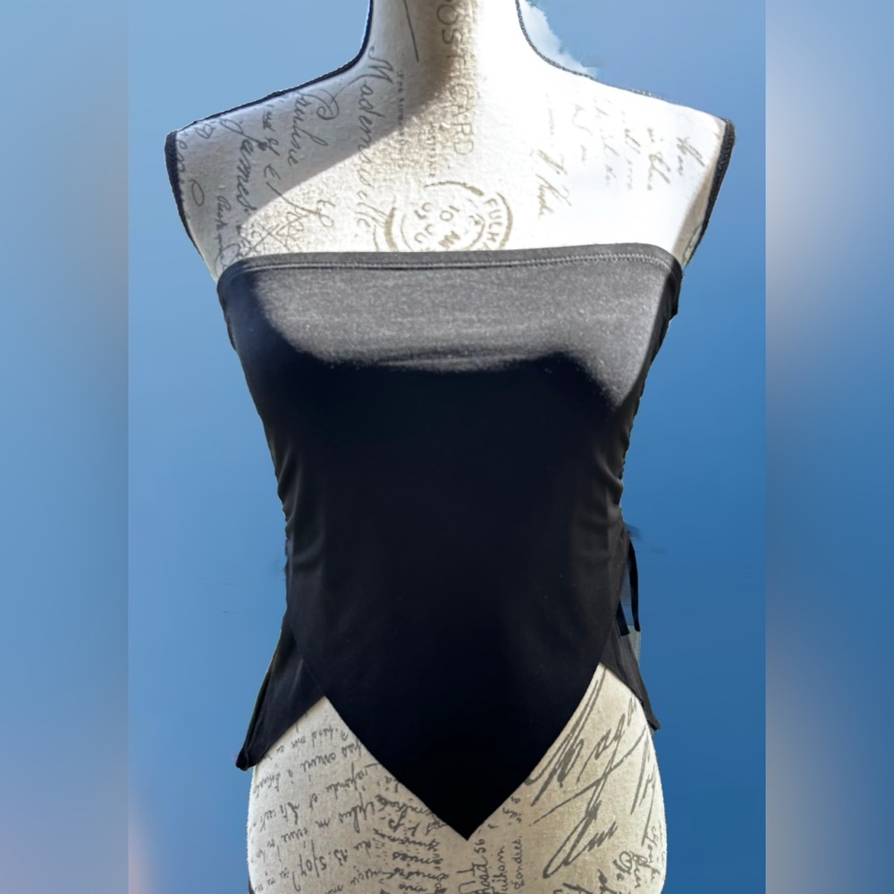 Strapless Zig-Zag Hem Top with Drawstrings
Medium (juniors)
Like New/Never Worn